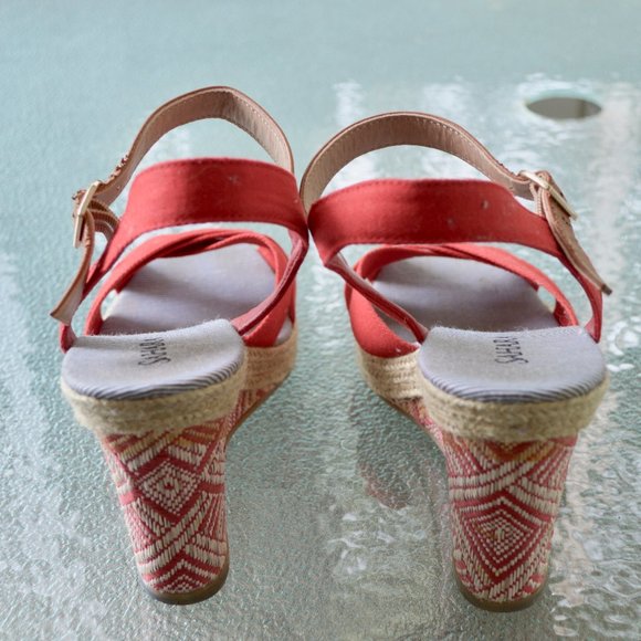 Red Patterned Wedges - Picture 7 of 7